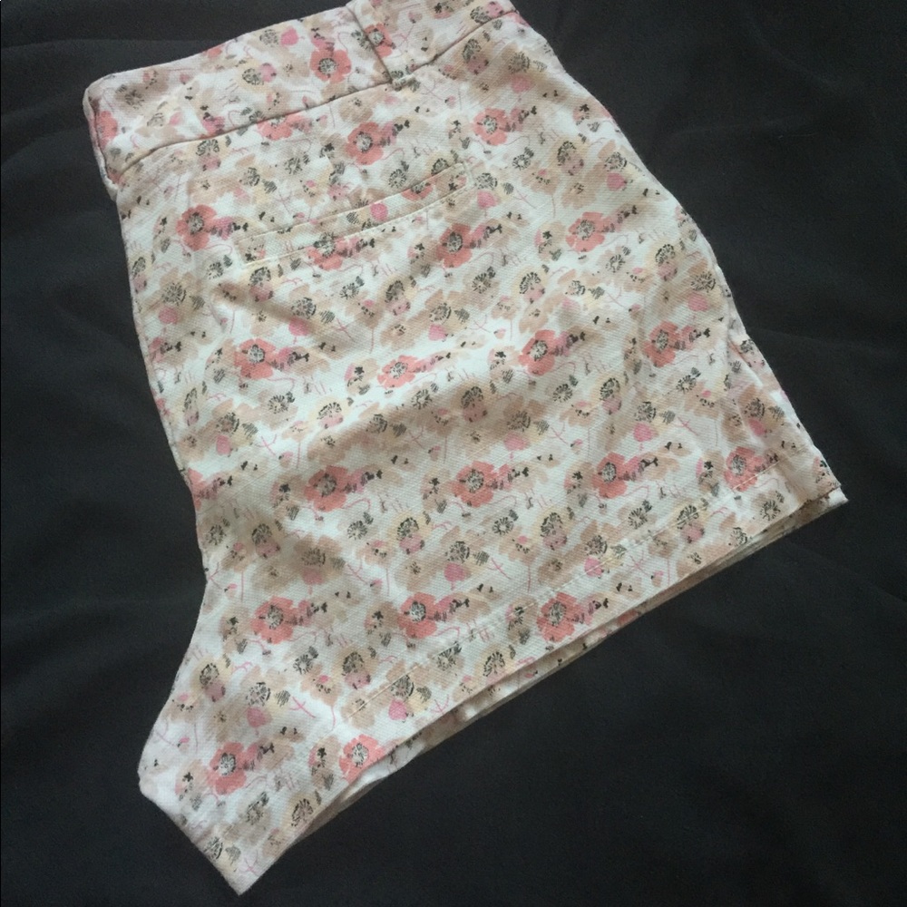 LOFT Floral Shorts Size 10 - Picture 3 of 3
